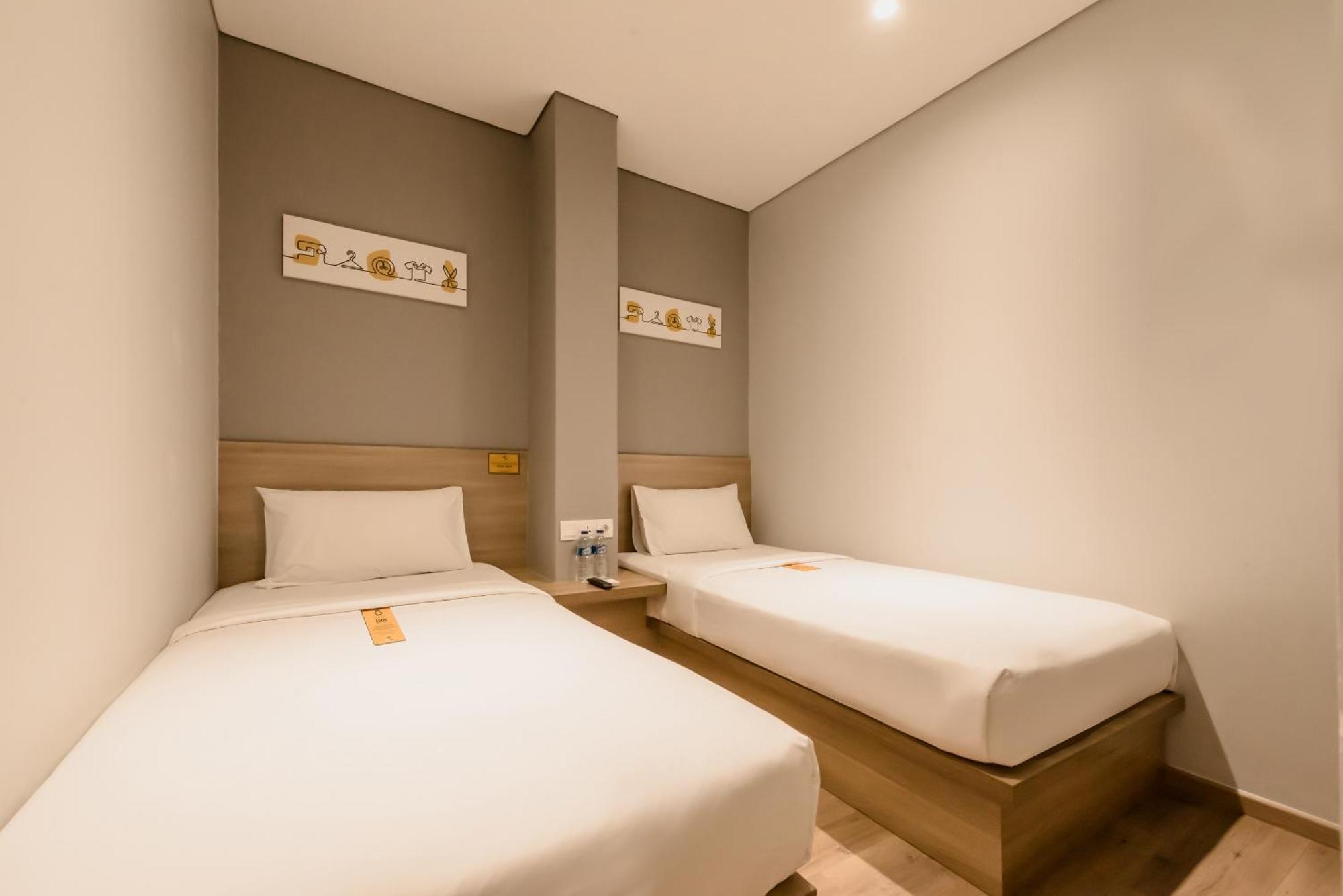 Yellow Bee Tanah Abang Jakarta Room photo
